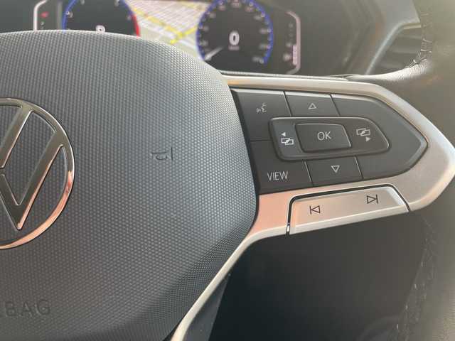 フォルクスワーゲン Ｔ－クロス TSI アクティブ 高知県 2022(令4)年 1.8万km 白 純正HDDナビ/【Bluetooth】/バックカメラ/クルーズコントロール(追従走行有り)/衝突被害軽減ブレーキ(プリクラッシュセーフティ：PCS)/パーキングアシスタント/ブラインドスポットモニター/横滑り防止/ルーフレール/コーナー、バックセンサー/ETC2.0/ドライブレコーダー前後/オートライト/純正LEDライト/スマートキー/プッシュスタート/MTモード付きAT/アイドリングストップ/純正アルミホイール 16インチ/ウインカーミラー/純正フロアマット