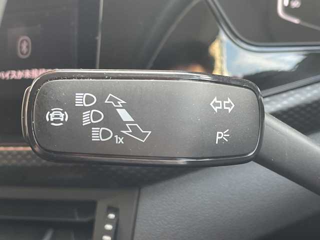 フォルクスワーゲン Ｔ－クロス TSI アクティブ 高知県 2022(令4)年 1.8万km 白 純正HDDナビ/【Bluetooth】/バックカメラ/クルーズコントロール(追従走行有り)/衝突被害軽減ブレーキ(プリクラッシュセーフティ：PCS)/パーキングアシスタント/ブラインドスポットモニター/横滑り防止/ルーフレール/コーナー、バックセンサー/ETC2.0/ドライブレコーダー前後/オートライト/純正LEDライト/スマートキー/プッシュスタート/MTモード付きAT/アイドリングストップ/純正アルミホイール 16インチ/ウインカーミラー/純正フロアマット