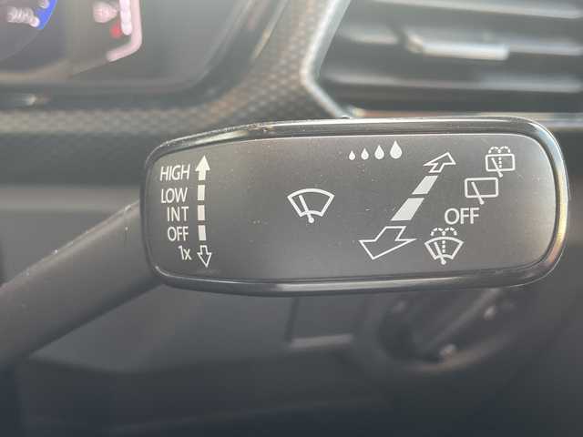 フォルクスワーゲン Ｔ－クロス TSI アクティブ 高知県 2022(令4)年 1.8万km 白 純正HDDナビ/【Bluetooth】/バックカメラ/クルーズコントロール(追従走行有り)/衝突被害軽減ブレーキ(プリクラッシュセーフティ：PCS)/パーキングアシスタント/ブラインドスポットモニター/横滑り防止/ルーフレール/コーナー、バックセンサー/ETC2.0/ドライブレコーダー前後/オートライト/純正LEDライト/スマートキー/プッシュスタート/MTモード付きAT/アイドリングストップ/純正アルミホイール 16インチ/ウインカーミラー/純正フロアマット