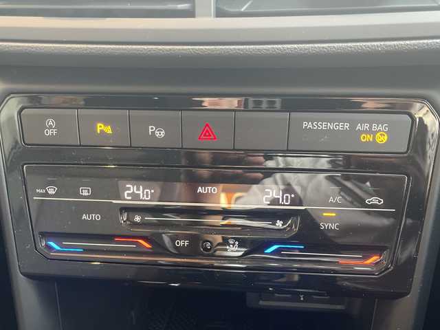 フォルクスワーゲン Ｔ－クロス TSI アクティブ 高知県 2022(令4)年 1.8万km 白 純正HDDナビ/【Bluetooth】/バックカメラ/クルーズコントロール(追従走行有り)/衝突被害軽減ブレーキ(プリクラッシュセーフティ：PCS)/パーキングアシスタント/ブラインドスポットモニター/横滑り防止/ルーフレール/コーナー、バックセンサー/ETC2.0/ドライブレコーダー前後/オートライト/純正LEDライト/スマートキー/プッシュスタート/MTモード付きAT/アイドリングストップ/純正アルミホイール 16インチ/ウインカーミラー/純正フロアマット