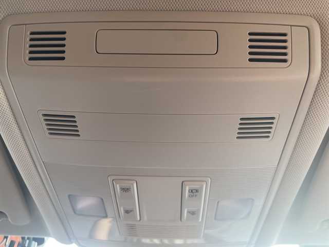 フォルクスワーゲン Ｔ－クロス TSI アクティブ 高知県 2022(令4)年 1.8万km 白 純正HDDナビ/【Bluetooth】/バックカメラ/クルーズコントロール(追従走行有り)/衝突被害軽減ブレーキ(プリクラッシュセーフティ：PCS)/パーキングアシスタント/ブラインドスポットモニター/横滑り防止/ルーフレール/コーナー、バックセンサー/ETC2.0/ドライブレコーダー前後/オートライト/純正LEDライト/スマートキー/プッシュスタート/MTモード付きAT/アイドリングストップ/純正アルミホイール 16インチ/ウインカーミラー/純正フロアマット