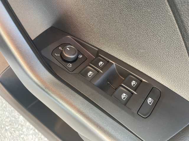 フォルクスワーゲン Ｔ－クロス TSI アクティブ 高知県 2022(令4)年 1.8万km 白 純正HDDナビ/【Bluetooth】/バックカメラ/クルーズコントロール(追従走行有り)/衝突被害軽減ブレーキ(プリクラッシュセーフティ：PCS)/パーキングアシスタント/ブラインドスポットモニター/横滑り防止/ルーフレール/コーナー、バックセンサー/ETC2.0/ドライブレコーダー前後/オートライト/純正LEDライト/スマートキー/プッシュスタート/MTモード付きAT/アイドリングストップ/純正アルミホイール 16インチ/ウインカーミラー/純正フロアマット