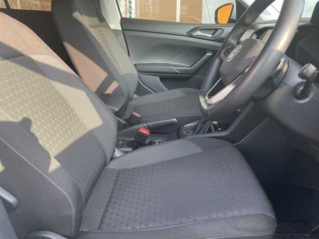 フォルクスワーゲン Ｔ－クロス TSI アクティブ 高知県 2022(令4)年 1.8万km 白 純正HDDナビ/【Bluetooth】/バックカメラ/クルーズコントロール(追従走行有り)/衝突被害軽減ブレーキ(プリクラッシュセーフティ：PCS)/パーキングアシスタント/ブラインドスポットモニター/横滑り防止/ルーフレール/コーナー、バックセンサー/ETC2.0/ドライブレコーダー前後/オートライト/純正LEDライト/スマートキー/プッシュスタート/MTモード付きAT/アイドリングストップ/純正アルミホイール 16インチ/ウインカーミラー/純正フロアマット