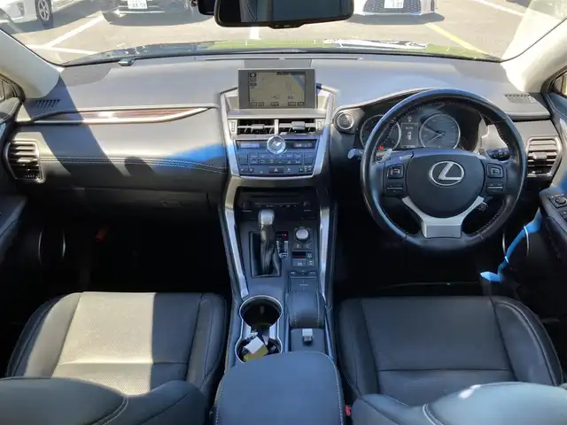 レクサス ＮＸ 200t バージョンL 鳥取県 2015(平27)年 4.2万km スターライトブラックガラスフレーク ４WD/純正ナビ/フルセグ/DVD/CD/BT/USB/パノラミックビューモニター/プリクラッシュセーフティ/ブラインドスポットモニター/前後クリアランスソナー/レーダークルーズコントロール/ビルトインETC/前方ドライブレコーダー/レザーシート/前席パワーシート/パワーバックドア/前席シートヒーター/エアシート/3眼LEDヘットライト/純正18インチアルミホイール/プッシュエンジンスタート/アイドリングストップ/スマートキー×２/カードキー