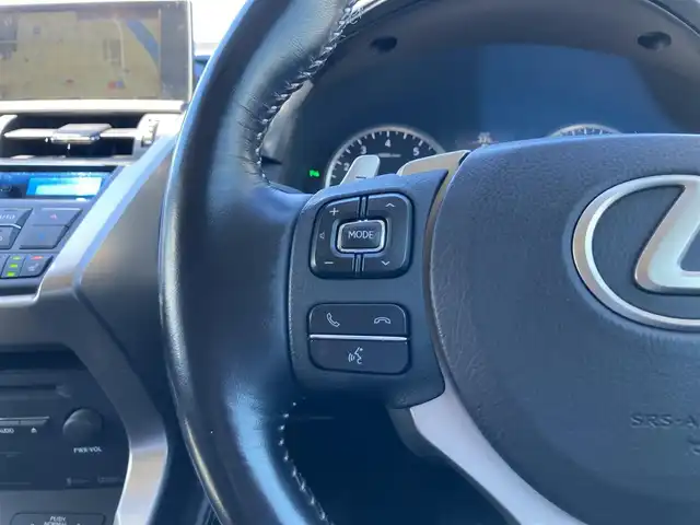 レクサス ＮＸ 200t バージョンL 鳥取県 2015(平27)年 4.2万km スターライトブラックガラスフレーク ４WD/純正ナビ/フルセグ/DVD/CD/BT/USB/パノラミックビューモニター/プリクラッシュセーフティ/ブラインドスポットモニター/前後クリアランスソナー/レーダークルーズコントロール/ビルトインETC/前方ドライブレコーダー/レザーシート/前席パワーシート/パワーバックドア/前席シートヒーター/エアシート/3眼LEDヘットライト/純正18インチアルミホイール/プッシュエンジンスタート/アイドリングストップ/スマートキー×２/カードキー