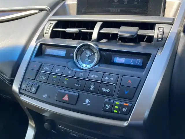 レクサス ＮＸ 200t バージョンL 鳥取県 2015(平27)年 4.2万km スターライトブラックガラスフレーク ４WD/純正ナビ/フルセグ/DVD/CD/BT/USB/パノラミックビューモニター/プリクラッシュセーフティ/ブラインドスポットモニター/前後クリアランスソナー/レーダークルーズコントロール/ビルトインETC/前方ドライブレコーダー/レザーシート/前席パワーシート/パワーバックドア/前席シートヒーター/エアシート/3眼LEDヘットライト/純正18インチアルミホイール/プッシュエンジンスタート/アイドリングストップ/スマートキー×２/カードキー