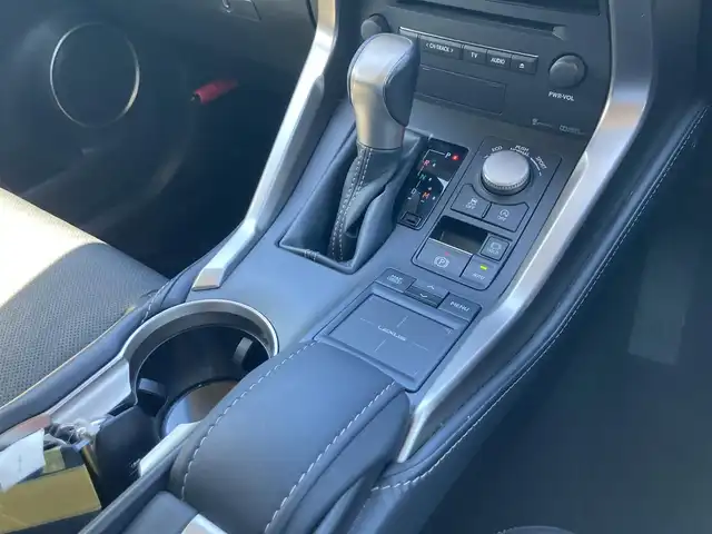レクサス ＮＸ 200t バージョンL 鳥取県 2015(平27)年 4.2万km スターライトブラックガラスフレーク ４WD/純正ナビ/フルセグ/DVD/CD/BT/USB/パノラミックビューモニター/プリクラッシュセーフティ/ブラインドスポットモニター/前後クリアランスソナー/レーダークルーズコントロール/ビルトインETC/前方ドライブレコーダー/レザーシート/前席パワーシート/パワーバックドア/前席シートヒーター/エアシート/3眼LEDヘットライト/純正18インチアルミホイール/プッシュエンジンスタート/アイドリングストップ/スマートキー×２/カードキー