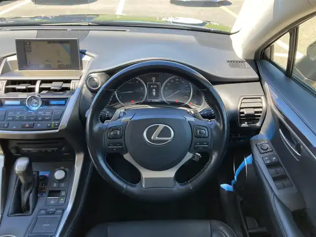 レクサス ＮＸ 200t バージョンL 鳥取県 2015(平27)年 4.2万km スターライトブラックガラスフレーク ４WD/純正ナビ/フルセグ/DVD/CD/BT/USB/パノラミックビューモニター/プリクラッシュセーフティ/ブラインドスポットモニター/前後クリアランスソナー/レーダークルーズコントロール/ビルトインETC/前方ドライブレコーダー/レザーシート/前席パワーシート/パワーバックドア/前席シートヒーター/エアシート/3眼LEDヘットライト/純正18インチアルミホイール/プッシュエンジンスタート/アイドリングストップ/スマートキー×２/カードキー
