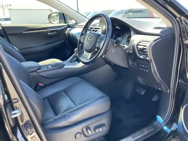 レクサス ＮＸ 200t バージョンL 鳥取県 2015(平27)年 4.2万km スターライトブラックガラスフレーク ４WD/純正ナビ/フルセグ/DVD/CD/BT/USB/パノラミックビューモニター/プリクラッシュセーフティ/ブラインドスポットモニター/前後クリアランスソナー/レーダークルーズコントロール/ビルトインETC/前方ドライブレコーダー/レザーシート/前席パワーシート/パワーバックドア/前席シートヒーター/エアシート/3眼LEDヘットライト/純正18インチアルミホイール/プッシュエンジンスタート/アイドリングストップ/スマートキー×２/カードキー