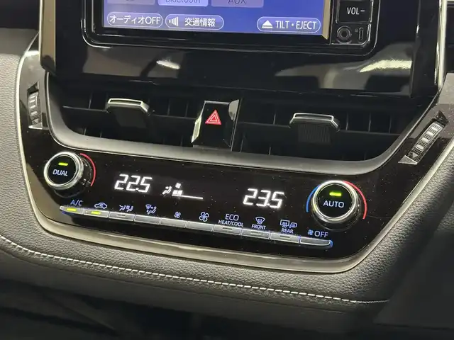 トヨタ カローラ スポーツ ハイブリッドG 三重県 2018(平30)年 6.8万km プラチナホワイトパールマイカ ハイブリッド/FF/フロアCVT/純正 7インチナビ NSCD-W66/（AM/FM/CD/TV/SD/Bluetooth/AUX）/バックガイドモニター/ビルトインETC/Toyota Safety Sense/●プリクラッシュセーフティ/●レーントレーシングアシスト/●レーダークルコン（全車速追従機能付）/●オートハイビーム/●ロードサインアシスト/・【OP】インテリジェントクリアランスソナー［パーキングサポートブレーキ（静止物）］/・【OP】ブラインドスポットモニター＋リヤクロストラフィックオートブレーキ（後方接近車両）/・【OP】パーキングサポートブレーキ（前後静止物）/・車両接近通報装置/装備/・左右独立温度コントロールフルオートエアコン/・オートライト/・LED ヘッドランプ/・電子パーキングブレーキ/・オートブレーキホールド/・ステアリングスイッチ/・プッシュスタート/・純正16inAW/・保/取/・スマートキーx2/など