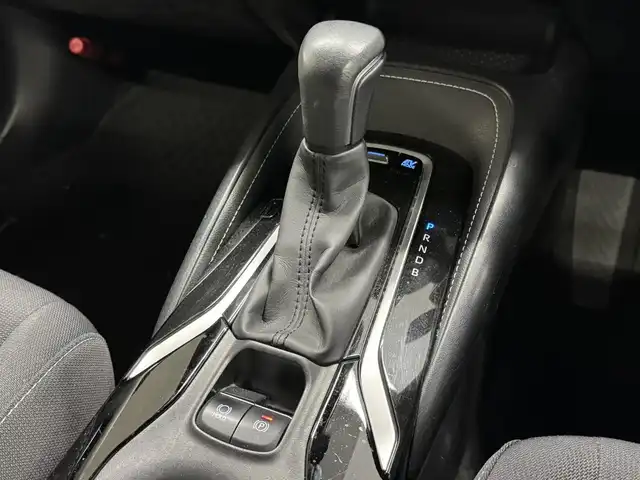 トヨタ カローラ スポーツ ハイブリッドG 三重県 2018(平30)年 6.8万km プラチナホワイトパールマイカ ハイブリッド/FF/フロアCVT/純正 7インチナビ NSCD-W66/（AM/FM/CD/TV/SD/Bluetooth/AUX）/バックガイドモニター/ビルトインETC/Toyota Safety Sense/●プリクラッシュセーフティ/●レーントレーシングアシスト/●レーダークルコン（全車速追従機能付）/●オートハイビーム/●ロードサインアシスト/・【OP】インテリジェントクリアランスソナー［パーキングサポートブレーキ（静止物）］/・【OP】ブラインドスポットモニター＋リヤクロストラフィックオートブレーキ（後方接近車両）/・【OP】パーキングサポートブレーキ（前後静止物）/・車両接近通報装置/装備/・左右独立温度コントロールフルオートエアコン/・オートライト/・LED ヘッドランプ/・電子パーキングブレーキ/・オートブレーキホールド/・ステアリングスイッチ/・プッシュスタート/・純正16inAW/・保/取/・スマートキーx2/など