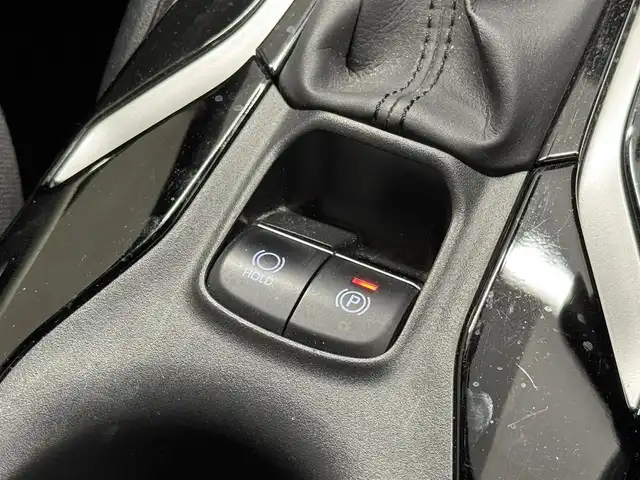 トヨタ カローラ スポーツ ハイブリッドG 三重県 2018(平30)年 6.8万km プラチナホワイトパールマイカ ハイブリッド/FF/フロアCVT/純正 7インチナビ NSCD-W66/（AM/FM/CD/TV/SD/Bluetooth/AUX）/バックガイドモニター/ビルトインETC/Toyota Safety Sense/●プリクラッシュセーフティ/●レーントレーシングアシスト/●レーダークルコン（全車速追従機能付）/●オートハイビーム/●ロードサインアシスト/・【OP】インテリジェントクリアランスソナー［パーキングサポートブレーキ（静止物）］/・【OP】ブラインドスポットモニター＋リヤクロストラフィックオートブレーキ（後方接近車両）/・【OP】パーキングサポートブレーキ（前後静止物）/・車両接近通報装置/装備/・左右独立温度コントロールフルオートエアコン/・オートライト/・LED ヘッドランプ/・電子パーキングブレーキ/・オートブレーキホールド/・ステアリングスイッチ/・プッシュスタート/・純正16inAW/・保/取/・スマートキーx2/など