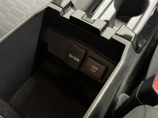 トヨタ カローラ スポーツ ハイブリッドG 三重県 2018(平30)年 6.8万km プラチナホワイトパールマイカ ハイブリッド/FF/フロアCVT/純正 7インチナビ NSCD-W66/（AM/FM/CD/TV/SD/Bluetooth/AUX）/バックガイドモニター/ビルトインETC/Toyota Safety Sense/●プリクラッシュセーフティ/●レーントレーシングアシスト/●レーダークルコン（全車速追従機能付）/●オートハイビーム/●ロードサインアシスト/・【OP】インテリジェントクリアランスソナー［パーキングサポートブレーキ（静止物）］/・【OP】ブラインドスポットモニター＋リヤクロストラフィックオートブレーキ（後方接近車両）/・【OP】パーキングサポートブレーキ（前後静止物）/・車両接近通報装置/装備/・左右独立温度コントロールフルオートエアコン/・オートライト/・LED ヘッドランプ/・電子パーキングブレーキ/・オートブレーキホールド/・ステアリングスイッチ/・プッシュスタート/・純正16inAW/・保/取/・スマートキーx2/など