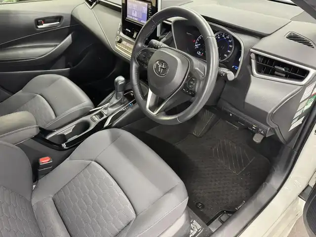 トヨタ カローラ スポーツ ハイブリッドG 三重県 2018(平30)年 6.8万km プラチナホワイトパールマイカ ハイブリッド/FF/フロアCVT/純正 7インチナビ NSCD-W66/（AM/FM/CD/TV/SD/Bluetooth/AUX）/バックガイドモニター/ビルトインETC/Toyota Safety Sense/●プリクラッシュセーフティ/●レーントレーシングアシスト/●レーダークルコン（全車速追従機能付）/●オートハイビーム/●ロードサインアシスト/・【OP】インテリジェントクリアランスソナー［パーキングサポートブレーキ（静止物）］/・【OP】ブラインドスポットモニター＋リヤクロストラフィックオートブレーキ（後方接近車両）/・【OP】パーキングサポートブレーキ（前後静止物）/・車両接近通報装置/装備/・左右独立温度コントロールフルオートエアコン/・オートライト/・LED ヘッドランプ/・電子パーキングブレーキ/・オートブレーキホールド/・ステアリングスイッチ/・プッシュスタート/・純正16inAW/・保/取/・スマートキーx2/など