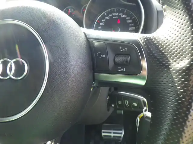 アウディ ＴＴクーペ 1．8 TFSI Sライン コンペティション 千葉県 2014(平26)年 5.2万km グレイシアホワイトメタリック 純正SDナビ/地デジTV/【DVD/CD再生機能　Bluetooth接続】/革巻きステアリング/パドルシフト/ハーフレザーシート/ドライブレコーダー/ETC/HIDヘッドライト/フォグライト/ウインカーミラー/純正19インチアルミホイル/キーレス