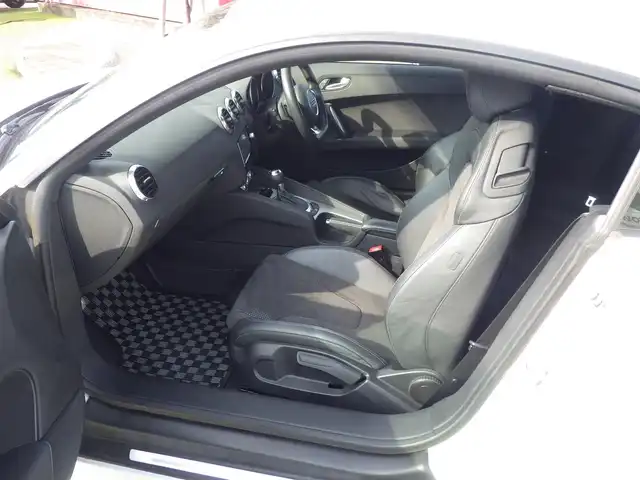 アウディ ＴＴクーペ 1．8 TFSI Sライン コンペティション 千葉県 2014(平26)年 5.2万km グレイシアホワイトメタリック 純正SDナビ/地デジTV/【DVD/CD再生機能　Bluetooth接続】/革巻きステアリング/パドルシフト/ハーフレザーシート/ドライブレコーダー/ETC/HIDヘッドライト/フォグライト/ウインカーミラー/純正19インチアルミホイル/キーレス