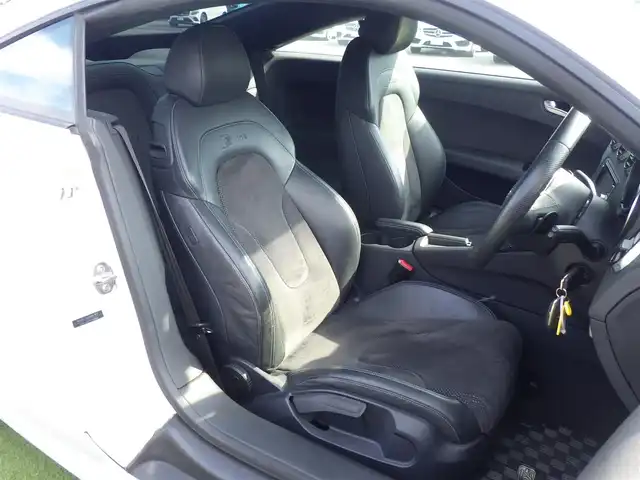 アウディ ＴＴクーペ 1．8 TFSI Sライン コンペティション 千葉県 2014(平26)年 5.2万km グレイシアホワイトメタリック 純正SDナビ/地デジTV/【DVD/CD再生機能　Bluetooth接続】/革巻きステアリング/パドルシフト/ハーフレザーシート/ドライブレコーダー/ETC/HIDヘッドライト/フォグライト/ウインカーミラー/純正19インチアルミホイル/キーレス