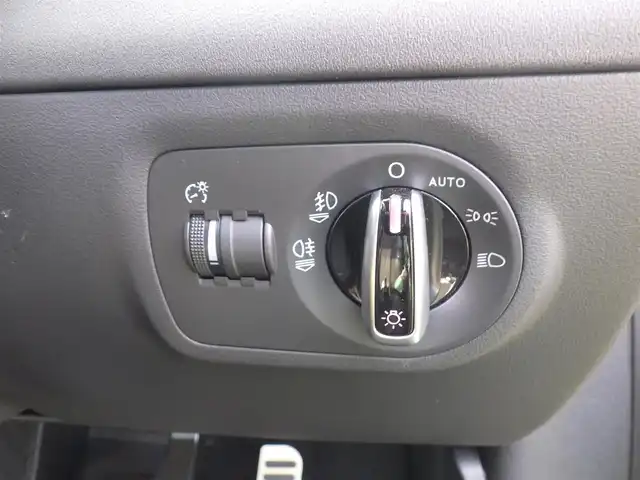 アウディ ＴＴクーペ 1．8 TFSI Sライン コンペティション 千葉県 2014(平26)年 5.2万km グレイシアホワイトメタリック 純正SDナビ/地デジTV/【DVD/CD再生機能　Bluetooth接続】/革巻きステアリング/パドルシフト/ハーフレザーシート/ドライブレコーダー/ETC/HIDヘッドライト/フォグライト/ウインカーミラー/純正19インチアルミホイル/キーレス