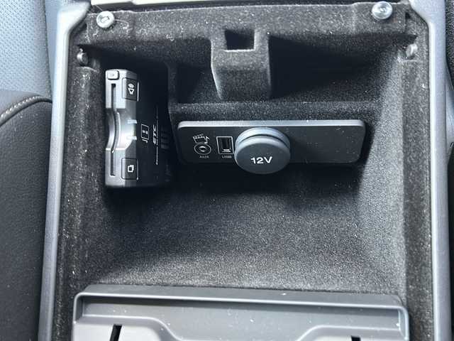 ランドローバー レンジローバーイヴォーク SEプラス 長野県 2015(平27)年 0.5万km フジホワイト ・パノラミックルーフ　/・１８インチ純正アルミホイール　/・純正メーカーナビ　/・ＭＥＲＩＤＩＡＮスピーカー　/・レザーシート／シートヒーター　/・アラウンドビューモニター　/・電動リアゲート/・DSC（ダイナミック・スタビリティ・コントロール）/・CBC（コーナー・ブレーキ・コントロール）/・ HDC（ヒル・ディセント・コントロール）