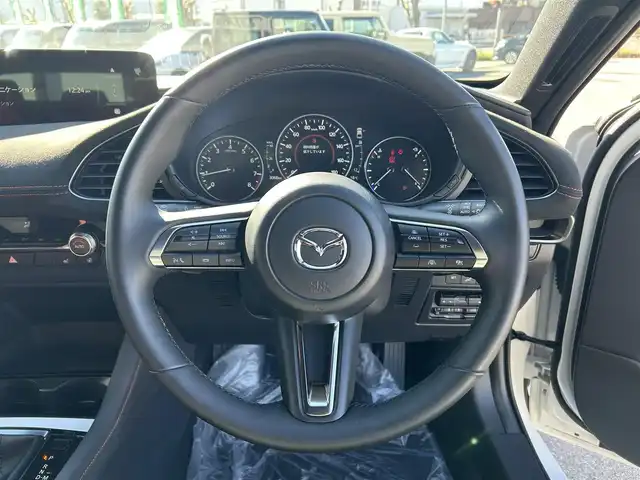 マツダ マツダ３ファストバック 15S レトロスポーツED 愛媛県 2024(令6)年 0.3万km スノーフレイクホワイトパールマイカ BOSEサウンド/マツダコネクト10.25インチセンターディスプレイ/Bluetooth/フルセグTV/HDMI/ワイヤレス充電/マツダコネクトナビ/360度ビューモニター/ドライバーモニタリング/スマートブレーキサポート/AT誤発信抑制制御/全車速追従機能付きレーダークルーズ/クルージングトラフィックサポート/車線逸脱警報システム/ブラインドスポットモニタリング/アダプティブLEDヘッドライト/ヘッドアップディスプレイ/ナビ連動前後ドライブレコーダー/D席パワーシート/前席シートヒーター/ステアリングヒーター/前後コーナーセンサー/ビルトインETC/純正ブラックメタリック塗装18インチAW/プッシュスタート/純正フロアマット