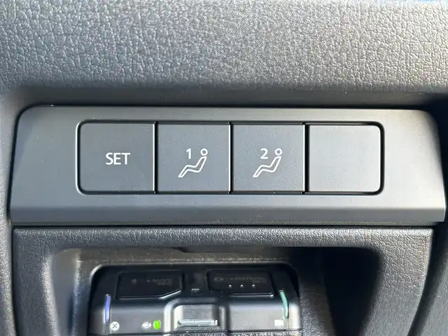 マツダ マツダ３ファストバック 15S レトロスポーツED 愛媛県 2024(令6)年 0.3万km スノーフレイクホワイトパールマイカ BOSEサウンド/マツダコネクト10.25インチセンターディスプレイ/Bluetooth/フルセグTV/HDMI/ワイヤレス充電/マツダコネクトナビ/360度ビューモニター/ドライバーモニタリング/スマートブレーキサポート/AT誤発信抑制制御/全車速追従機能付きレーダークルーズ/クルージングトラフィックサポート/車線逸脱警報システム/ブラインドスポットモニタリング/アダプティブLEDヘッドライト/ヘッドアップディスプレイ/ナビ連動前後ドライブレコーダー/D席パワーシート/前席シートヒーター/ステアリングヒーター/前後コーナーセンサー/ビルトインETC/純正ブラックメタリック塗装18インチAW/プッシュスタート/純正フロアマット