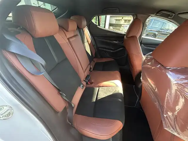 マツダ マツダ３ファストバック 15S レトロスポーツED 愛媛県 2024(令6)年 0.3万km スノーフレイクホワイトパールマイカ BOSEサウンド/マツダコネクト10.25インチセンターディスプレイ/Bluetooth/フルセグTV/HDMI/ワイヤレス充電/マツダコネクトナビ/360度ビューモニター/ドライバーモニタリング/スマートブレーキサポート/AT誤発信抑制制御/全車速追従機能付きレーダークルーズ/クルージングトラフィックサポート/車線逸脱警報システム/ブラインドスポットモニタリング/アダプティブLEDヘッドライト/ヘッドアップディスプレイ/ナビ連動前後ドライブレコーダー/D席パワーシート/前席シートヒーター/ステアリングヒーター/前後コーナーセンサー/ビルトインETC/純正ブラックメタリック塗装18インチAW/プッシュスタート/純正フロアマット