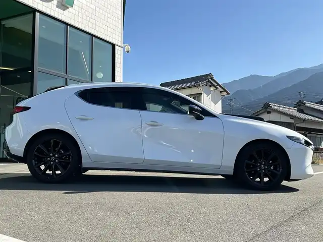 マツダ マツダ３ファストバック 15S レトロスポーツED 愛媛県 2024(令6)年 0.3万km スノーフレイクホワイトパールマイカ BOSEサウンド/マツダコネクト10.25インチセンターディスプレイ/Bluetooth/フルセグTV/HDMI/ワイヤレス充電/マツダコネクトナビ/360度ビューモニター/ドライバーモニタリング/スマートブレーキサポート/AT誤発信抑制制御/全車速追従機能付きレーダークルーズ/クルージングトラフィックサポート/車線逸脱警報システム/ブラインドスポットモニタリング/アダプティブLEDヘッドライト/ヘッドアップディスプレイ/ナビ連動前後ドライブレコーダー/D席パワーシート/前席シートヒーター/ステアリングヒーター/前後コーナーセンサー/ビルトインETC/純正ブラックメタリック塗装18インチAW/プッシュスタート/純正フロアマット