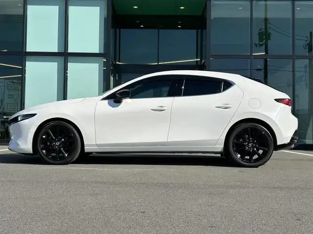 マツダ マツダ３ファストバック 15S レトロスポーツED 愛媛県 2024(令6)年 0.3万km スノーフレイクホワイトパールマイカ BOSEサウンド/マツダコネクト10.25インチセンターディスプレイ/Bluetooth/フルセグTV/HDMI/ワイヤレス充電/マツダコネクトナビ/360度ビューモニター/ドライバーモニタリング/スマートブレーキサポート/AT誤発信抑制制御/全車速追従機能付きレーダークルーズ/クルージングトラフィックサポート/車線逸脱警報システム/ブラインドスポットモニタリング/アダプティブLEDヘッドライト/ヘッドアップディスプレイ/ナビ連動前後ドライブレコーダー/D席パワーシート/前席シートヒーター/ステアリングヒーター/前後コーナーセンサー/ビルトインETC/純正ブラックメタリック塗装18インチAW/プッシュスタート/純正フロアマット