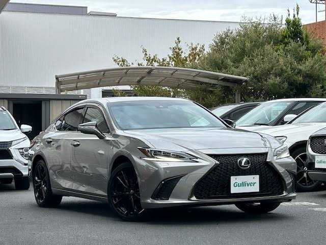 レクサス ＥＳ 300h Fスポーツ 東京都 2023(令5)年 3.2万km ソニックチタニウム ワンオーナー/セーフティプラス/純正SDナビ フルセグTV/Bluetooth USB FMAM/バックカメラ/サンルーフ/革シート/シートヒーター エアシート　（前席）/パワーシート　（前席）/シートメモリ/ステアリングヒーター/パワートランク/デジタルインナーミラー/プリクラッシュセーフティ/レーダークルーズコントロール/レーンアシスト/アダプティブハイビームシステム/ロードサインアシスト/先行車発信告知昨日/ドライバー異常時対応システム/パドルシフト/前後ドラレコ/ビルトインETC2.0/スペアキー/カードキー/保証書＆取扱説明書