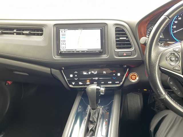 ホンダ ヴェゼル X ホンダセンシング 秋田県 2018(平30)年 14.5万km プラチナホワイトパール 社外ナビ　ＣＮ－ＲＡ０４Ｄ/・フルセグテレビ/・ＢＴ/・ＣＤ、ＤＶＤ、ＳＤ/・ラジオ/・ＵＳＢ/・ＨＤＭＩ/フロントワイパーデアイサー/前席シートヒーター/電動格納ミラー/ステアリングスイッチ/横滑り防止装置/レーンキープアシスト/オートライト/サマータイヤ　ゴムのみ積載　215/60R16