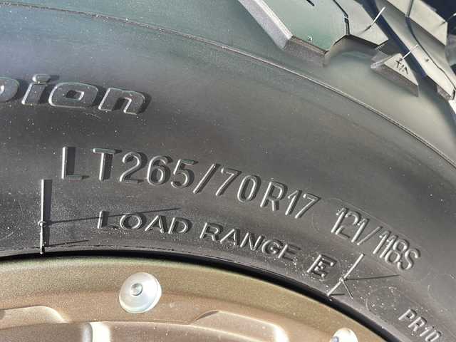 トヨタ ランドクルーザー プラド TX Lパッケージ 青森県 2023(令5)年 2.8万km アバンギャルドブロンズメタリック ワンオーナー/寒冷地仕様/純正メーカーナビ・フルセグTV/パノラミックビューモニター/黒革シート/前席エアシート・ヒーター/セーフティセンス/プリクラッシュセーフティ/レーダークルーズコントロール/レーンディパーチャーアラート/オートマチックハイビーム/OPブラインドスポットモニター/OPクリアランスソナー/ワイパーデアイサー/スマートキー一体式エンジンスターター/ビルトインETC2.0/LEDヘッドライト/LEDフォグランプ/リアフォグランプ/ブラックルーフレール/社外17インチアルミ夏タイヤ/純正17インチアルミスタッドレス車内/バッテリー2個