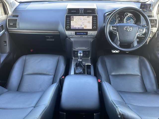 トヨタ ランドクルーザー プラド TX Lパッケージ 青森県 2023(令5)年 2.8万km アバンギャルドブロンズメタリック ワンオーナー/寒冷地仕様/純正メーカーナビ・フルセグTV/パノラミックビューモニター/黒革シート/前席エアシート・ヒーター/セーフティセンス/プリクラッシュセーフティ/レーダークルーズコントロール/レーンディパーチャーアラート/オートマチックハイビーム/OPブラインドスポットモニター/OPクリアランスソナー/ワイパーデアイサー/スマートキー一体式エンジンスターター/ビルトインETC2.0/LEDヘッドライト/LEDフォグランプ/リアフォグランプ/ブラックルーフレール/社外17インチアルミ夏タイヤ/純正17インチアルミスタッドレス車内/バッテリー2個