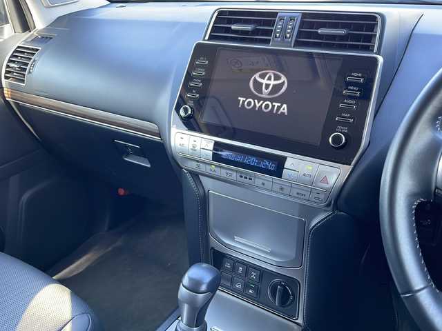 トヨタ ランドクルーザー プラド TX Lパッケージ 青森県 2023(令5)年 2.8万km アバンギャルドブロンズメタリック ワンオーナー/寒冷地仕様/純正メーカーナビ・フルセグTV/パノラミックビューモニター/黒革シート/前席エアシート・ヒーター/セーフティセンス/プリクラッシュセーフティ/レーダークルーズコントロール/レーンディパーチャーアラート/オートマチックハイビーム/OPブラインドスポットモニター/OPクリアランスソナー/ワイパーデアイサー/スマートキー一体式エンジンスターター/ビルトインETC2.0/LEDヘッドライト/LEDフォグランプ/リアフォグランプ/ブラックルーフレール/社外17インチアルミ夏タイヤ/純正17インチアルミスタッドレス車内/バッテリー2個