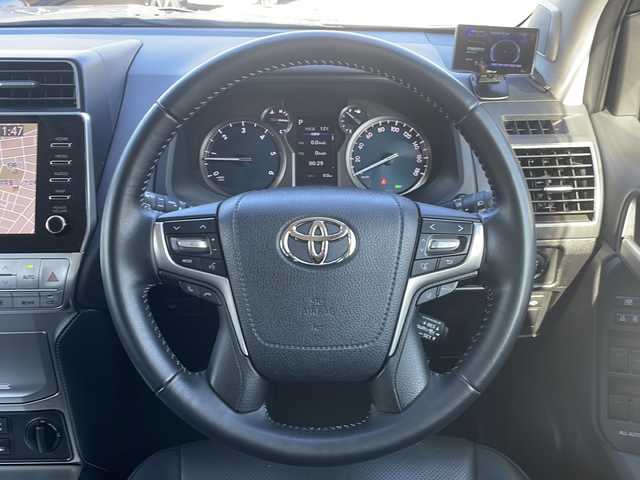 トヨタ ランドクルーザー プラド TX Lパッケージ 青森県 2023(令5)年 2.8万km アバンギャルドブロンズメタリック ワンオーナー/寒冷地仕様/純正メーカーナビ・フルセグTV/パノラミックビューモニター/黒革シート/前席エアシート・ヒーター/セーフティセンス/プリクラッシュセーフティ/レーダークルーズコントロール/レーンディパーチャーアラート/オートマチックハイビーム/OPブラインドスポットモニター/OPクリアランスソナー/ワイパーデアイサー/スマートキー一体式エンジンスターター/ビルトインETC2.0/LEDヘッドライト/LEDフォグランプ/リアフォグランプ/ブラックルーフレール/社外17インチアルミ夏タイヤ/純正17インチアルミスタッドレス車内/バッテリー2個