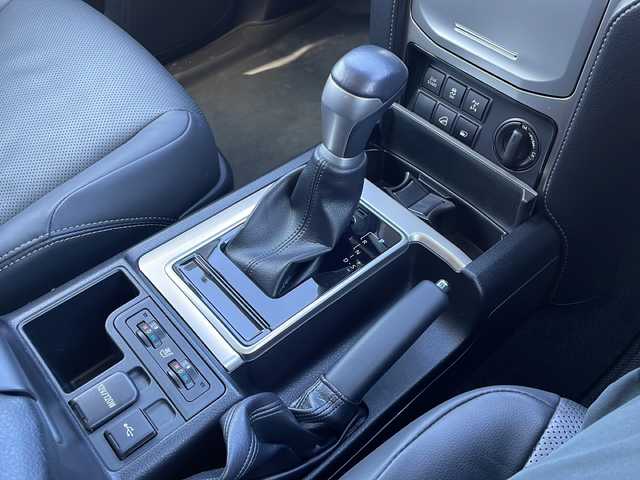 トヨタ ランドクルーザー プラド TX Lパッケージ 青森県 2023(令5)年 2.8万km アバンギャルドブロンズメタリック ワンオーナー/寒冷地仕様/純正メーカーナビ・フルセグTV/パノラミックビューモニター/黒革シート/前席エアシート・ヒーター/セーフティセンス/プリクラッシュセーフティ/レーダークルーズコントロール/レーンディパーチャーアラート/オートマチックハイビーム/OPブラインドスポットモニター/OPクリアランスソナー/ワイパーデアイサー/スマートキー一体式エンジンスターター/ビルトインETC2.0/LEDヘッドライト/LEDフォグランプ/リアフォグランプ/ブラックルーフレール/社外17インチアルミ夏タイヤ/純正17インチアルミスタッドレス車内/バッテリー2個