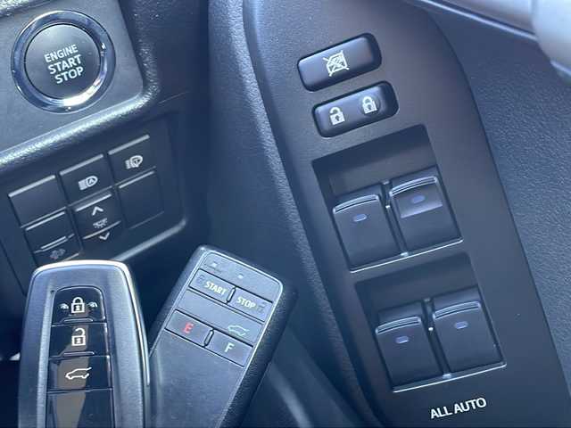 トヨタ ランドクルーザー プラド TX Lパッケージ 青森県 2023(令5)年 2.8万km アバンギャルドブロンズメタリック ワンオーナー/寒冷地仕様/純正メーカーナビ・フルセグTV/パノラミックビューモニター/黒革シート/前席エアシート・ヒーター/セーフティセンス/プリクラッシュセーフティ/レーダークルーズコントロール/レーンディパーチャーアラート/オートマチックハイビーム/OPブラインドスポットモニター/OPクリアランスソナー/ワイパーデアイサー/スマートキー一体式エンジンスターター/ビルトインETC2.0/LEDヘッドライト/LEDフォグランプ/リアフォグランプ/ブラックルーフレール/社外17インチアルミ夏タイヤ/純正17インチアルミスタッドレス車内/バッテリー2個