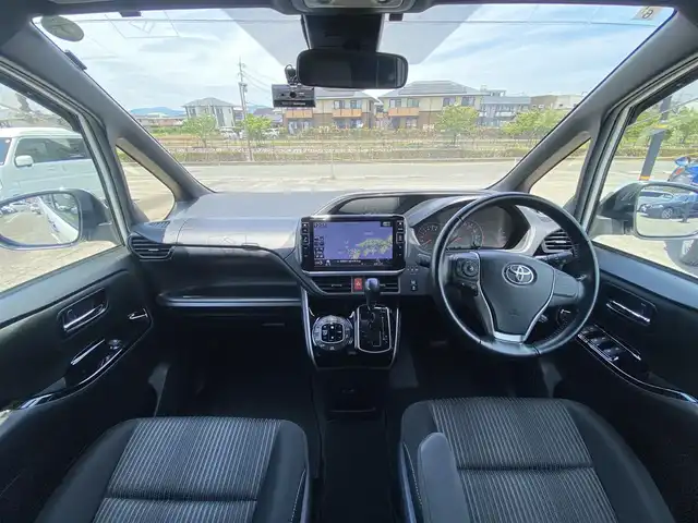 トヨタ ヴォクシー ZS 煌Ⅱ 福岡県 2019(平31)年 8.7万km ホワイトパールクリスタルシャイン ・1オーナー/・クルーズコントロール/・社外SDナビ/USB/Bluetooth/CD/DVD/・バックカメラ/・社外前後ドライブレコーダー/・フルセグ/・社外ETC/・純正16AW/・プッシュスタート/・アイドリングストップ/・スマートキー/・ウォークスルー/・オートライト/・LEDライト/・取扱説明書/・記録簿