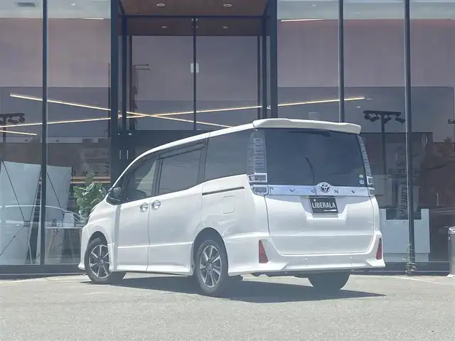 トヨタ ヴォクシー ZS 煌Ⅱ 福岡県 2019(平31)年 8.7万km ホワイトパールクリスタルシャイン ・1オーナー/・クルーズコントロール/・社外SDナビ/USB/Bluetooth/CD/DVD/・バックカメラ/・社外前後ドライブレコーダー/・フルセグ/・社外ETC/・純正16AW/・プッシュスタート/・アイドリングストップ/・スマートキー/・ウォークスルー/・オートライト/・LEDライト/・取扱説明書/・記録簿
