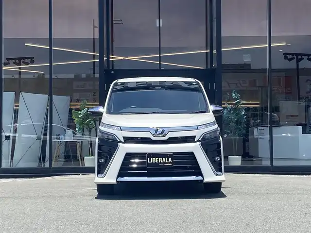トヨタ ヴォクシー ZS 煌Ⅱ 福岡県 2019(平31)年 8.7万km ホワイトパールクリスタルシャイン ・1オーナー/・クルーズコントロール/・社外SDナビ/USB/Bluetooth/CD/DVD/・バックカメラ/・社外前後ドライブレコーダー/・フルセグ/・社外ETC/・純正16AW/・プッシュスタート/・アイドリングストップ/・スマートキー/・ウォークスルー/・オートライト/・LEDライト/・取扱説明書/・記録簿