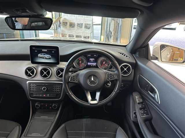 メルセデス・ベンツ ＣＬＡ１８０ 東京都 2015(平27)年 3.2万km カルサイトホワイト 純正メーカーナビ/(フルセグTV/BT/CD/DVD/SD/USB)/バックカメラ/前後方ドライブレコーダー/(DRV-MR745)/レーダークルーズコントロール/衝突被害防止アシスト/ブラインドスポットモニター/アテンションアシスト/車線逸脱警報/電動格納ウインカーミラー/オートライト/フォグランプ/ライトレベライザー/電動パーキングブレーキ/革巻きステアリング/ステアリングスイッチ/横滑り防止/ETC/ハーフレザー/リア5面フィルム加工/スカッフイルミ/パドルシフト/ISOFIX/純正フロアマット/ABS＋WSRS/カーテンエアバッグ/新車時保証書/定期点検記録簿/取扱説明書/スペアキー