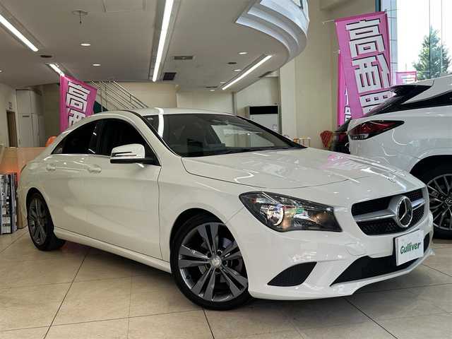 メルセデス・ベンツ ＣＬＡ１８０ 東京都 2015(平27)年 3.2万km カルサイトホワイト 純正メーカーナビ/(フルセグTV/BT/CD/DVD/SD/USB)/バックカメラ/前後方ドライブレコーダー/(DRV-MR745)/レーダークルーズコントロール/衝突被害防止アシスト/ブラインドスポットモニター/アテンションアシスト/車線逸脱警報/電動格納ウインカーミラー/オートライト/フォグランプ/ライトレベライザー/電動パーキングブレーキ/革巻きステアリング/ステアリングスイッチ/横滑り防止/ETC/ハーフレザー/リア5面フィルム加工/スカッフイルミ/パドルシフト/ISOFIX/純正フロアマット/ABS＋WSRS/カーテンエアバッグ/新車時保証書/定期点検記録簿/取扱説明書/スペアキー