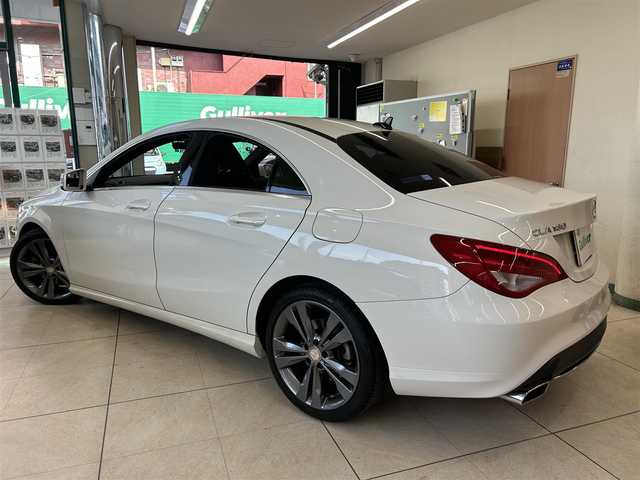 メルセデス・ベンツ ＣＬＡ１８０ 東京都 2015(平27)年 3.2万km カルサイトホワイト 純正メーカーナビ/(フルセグTV/BT/CD/DVD/SD/USB)/バックカメラ/前後方ドライブレコーダー/(DRV-MR745)/レーダークルーズコントロール/衝突被害防止アシスト/ブラインドスポットモニター/アテンションアシスト/車線逸脱警報/電動格納ウインカーミラー/オートライト/フォグランプ/ライトレベライザー/電動パーキングブレーキ/革巻きステアリング/ステアリングスイッチ/横滑り防止/ETC/ハーフレザー/リア5面フィルム加工/スカッフイルミ/パドルシフト/ISOFIX/純正フロアマット/ABS＋WSRS/カーテンエアバッグ/新車時保証書/定期点検記録簿/取扱説明書/スペアキー