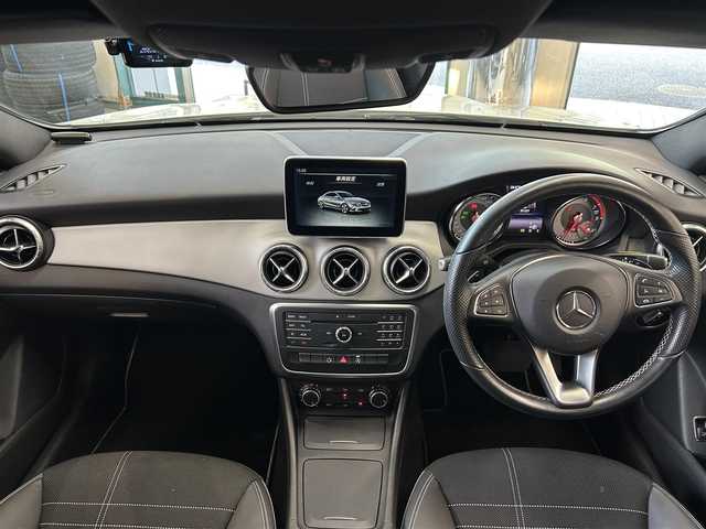 メルセデス・ベンツ ＣＬＡ１８０ 東京都 2015(平27)年 3.2万km カルサイトホワイト 純正メーカーナビ/(フルセグTV/BT/CD/DVD/SD/USB)/バックカメラ/前後方ドライブレコーダー/(DRV-MR745)/レーダークルーズコントロール/衝突被害防止アシスト/ブラインドスポットモニター/アテンションアシスト/車線逸脱警報/電動格納ウインカーミラー/オートライト/フォグランプ/ライトレベライザー/電動パーキングブレーキ/革巻きステアリング/ステアリングスイッチ/横滑り防止/ETC/ハーフレザー/リア5面フィルム加工/スカッフイルミ/パドルシフト/ISOFIX/純正フロアマット/ABS＋WSRS/カーテンエアバッグ/新車時保証書/定期点検記録簿/取扱説明書/スペアキー
