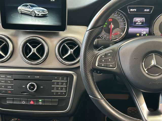 メルセデス・ベンツ ＣＬＡ１８０ 東京都 2015(平27)年 3.2万km カルサイトホワイト 純正メーカーナビ/(フルセグTV/BT/CD/DVD/SD/USB)/バックカメラ/前後方ドライブレコーダー/(DRV-MR745)/レーダークルーズコントロール/衝突被害防止アシスト/ブラインドスポットモニター/アテンションアシスト/車線逸脱警報/電動格納ウインカーミラー/オートライト/フォグランプ/ライトレベライザー/電動パーキングブレーキ/革巻きステアリング/ステアリングスイッチ/横滑り防止/ETC/ハーフレザー/リア5面フィルム加工/スカッフイルミ/パドルシフト/ISOFIX/純正フロアマット/ABS＋WSRS/カーテンエアバッグ/新車時保証書/定期点検記録簿/取扱説明書/スペアキー