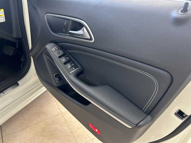メルセデス・ベンツ ＣＬＡ１８０ 東京都 2015(平27)年 3.2万km カルサイトホワイト 純正メーカーナビ/(フルセグTV/BT/CD/DVD/SD/USB)/バックカメラ/前後方ドライブレコーダー/(DRV-MR745)/レーダークルーズコントロール/衝突被害防止アシスト/ブラインドスポットモニター/アテンションアシスト/車線逸脱警報/電動格納ウインカーミラー/オートライト/フォグランプ/ライトレベライザー/電動パーキングブレーキ/革巻きステアリング/ステアリングスイッチ/横滑り防止/ETC/ハーフレザー/リア5面フィルム加工/スカッフイルミ/パドルシフト/ISOFIX/純正フロアマット/ABS＋WSRS/カーテンエアバッグ/新車時保証書/定期点検記録簿/取扱説明書/スペアキー