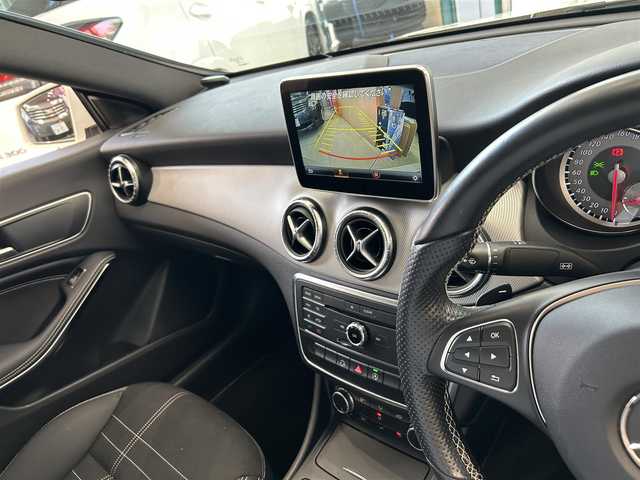 メルセデス・ベンツ ＣＬＡ１８０ 東京都 2015(平27)年 3.2万km カルサイトホワイト 純正メーカーナビ/(フルセグTV/BT/CD/DVD/SD/USB)/バックカメラ/前後方ドライブレコーダー/(DRV-MR745)/レーダークルーズコントロール/衝突被害防止アシスト/ブラインドスポットモニター/アテンションアシスト/車線逸脱警報/電動格納ウインカーミラー/オートライト/フォグランプ/ライトレベライザー/電動パーキングブレーキ/革巻きステアリング/ステアリングスイッチ/横滑り防止/ETC/ハーフレザー/リア5面フィルム加工/スカッフイルミ/パドルシフト/ISOFIX/純正フロアマット/ABS＋WSRS/カーテンエアバッグ/新車時保証書/定期点検記録簿/取扱説明書/スペアキー