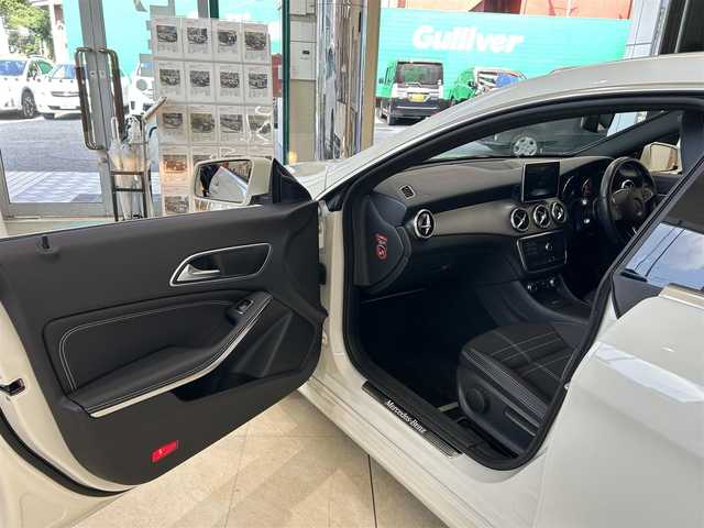 メルセデス・ベンツ ＣＬＡ１８０ 東京都 2015(平27)年 3.2万km カルサイトホワイト 純正メーカーナビ/(フルセグTV/BT/CD/DVD/SD/USB)/バックカメラ/前後方ドライブレコーダー/(DRV-MR745)/レーダークルーズコントロール/衝突被害防止アシスト/ブラインドスポットモニター/アテンションアシスト/車線逸脱警報/電動格納ウインカーミラー/オートライト/フォグランプ/ライトレベライザー/電動パーキングブレーキ/革巻きステアリング/ステアリングスイッチ/横滑り防止/ETC/ハーフレザー/リア5面フィルム加工/スカッフイルミ/パドルシフト/ISOFIX/純正フロアマット/ABS＋WSRS/カーテンエアバッグ/新車時保証書/定期点検記録簿/取扱説明書/スペアキー