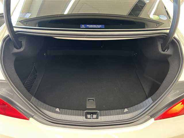 メルセデス・ベンツ ＣＬＡ１８０ 東京都 2015(平27)年 3.2万km カルサイトホワイト 純正メーカーナビ/(フルセグTV/BT/CD/DVD/SD/USB)/バックカメラ/前後方ドライブレコーダー/(DRV-MR745)/レーダークルーズコントロール/衝突被害防止アシスト/ブラインドスポットモニター/アテンションアシスト/車線逸脱警報/電動格納ウインカーミラー/オートライト/フォグランプ/ライトレベライザー/電動パーキングブレーキ/革巻きステアリング/ステアリングスイッチ/横滑り防止/ETC/ハーフレザー/リア5面フィルム加工/スカッフイルミ/パドルシフト/ISOFIX/純正フロアマット/ABS＋WSRS/カーテンエアバッグ/新車時保証書/定期点検記録簿/取扱説明書/スペアキー