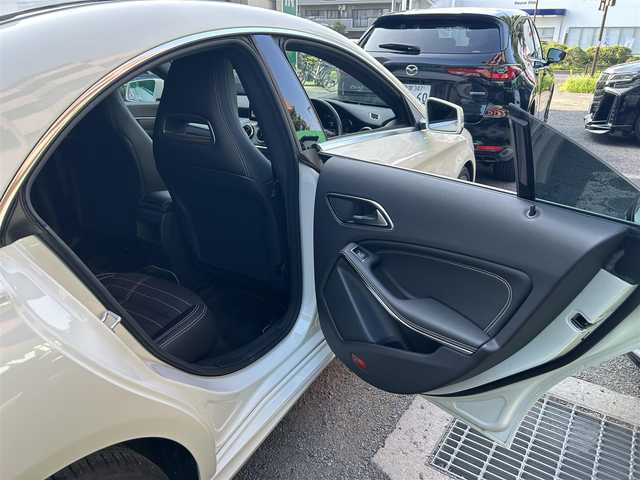 メルセデス・ベンツ ＣＬＡ１８０ 東京都 2015(平27)年 3.2万km カルサイトホワイト 純正メーカーナビ/(フルセグTV/BT/CD/DVD/SD/USB)/バックカメラ/前後方ドライブレコーダー/(DRV-MR745)/レーダークルーズコントロール/衝突被害防止アシスト/ブラインドスポットモニター/アテンションアシスト/車線逸脱警報/電動格納ウインカーミラー/オートライト/フォグランプ/ライトレベライザー/電動パーキングブレーキ/革巻きステアリング/ステアリングスイッチ/横滑り防止/ETC/ハーフレザー/リア5面フィルム加工/スカッフイルミ/パドルシフト/ISOFIX/純正フロアマット/ABS＋WSRS/カーテンエアバッグ/新車時保証書/定期点検記録簿/取扱説明書/スペアキー