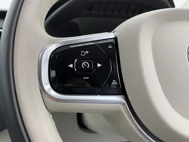 ボルボ ＸＣ９０ プラスB5 AWD 宮城県 2022(令4)年 3.7万km クリスタルホワイトP ワンオーナー//禁煙車//4WD//CitySafety//レーンキーピングエイド//ロードサインインフォメーション//パイロットアシスト//ステアリングアシスト付BLIS//全車速追従機能付ACC//クロストラフィックアラート//360°ビューカメラ//フルアクティブハイビーム//パークアシストパイロット//パワーシート(D/N)//フロントシートヒーター//2列目シートヒーター//タッチスクリーン式センターディスプレイ//ワイヤレススマートフォンチャージ//アンビエントライト//パワーテールゲート//ステアリングホイールヒーター//メーカーOP ダークティンテッドガラス//インテリアコード UAOO/BLONDE//ETC//保証書